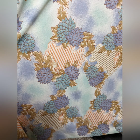 Flowing Vintage Gown with Unique Pattern - Picture 14 of 16